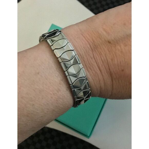 Sparkling High Polished Diamond Cut & Faceted Stretch Bracelet - Picture 3 of 3